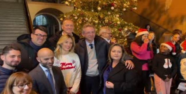 Natale, Comune di Napoli dona regali a bimbi disagiati. Presente anche il rapper Clementino