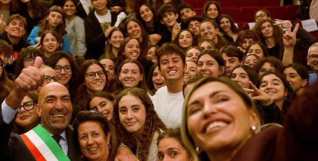 Il Liceo Socrate a Bari spegne 50 candeline: la festa con gli ex studenti, ci sono anche Leccese e Serena Brancale