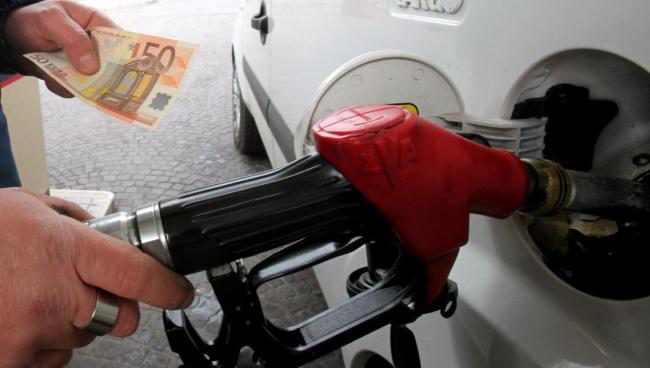 Caro carburanti, prosegue il taglio delle accise: ok alla proroga fino al 1&deg; maggio