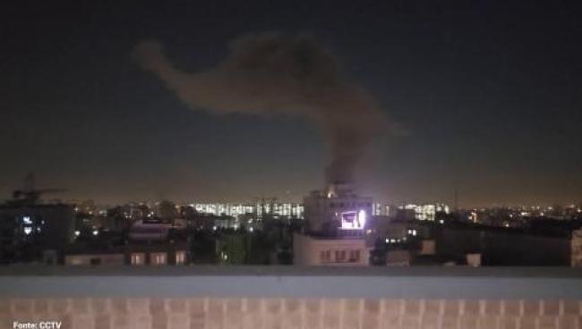 Escalation in Medio Oriente: raid su Qom, missili su sedi diplomatiche e tensioni globali sull&rsquo;Iran