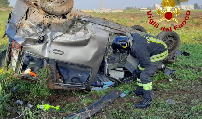 Lecce, auto in tangenziale si ribalta nelle campagne: 20enne &laquo;miracolato&raquo;, in ospedale in codice verde