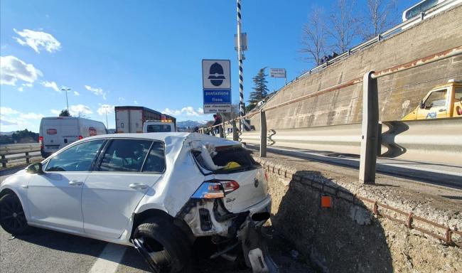 Potenza, auto contro tir all'altezza dell'autovelox: 2 feriti in ospedale