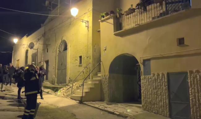 Paura a Canosa, crolla palazzina: salvati dalle macerie due anziani