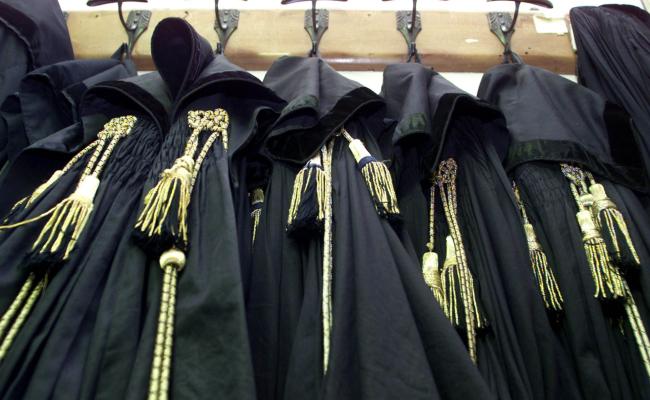 Taranto, un&rsquo;anziana non vedente costretta a cambiare il testamento, indagati un uomo e una donna