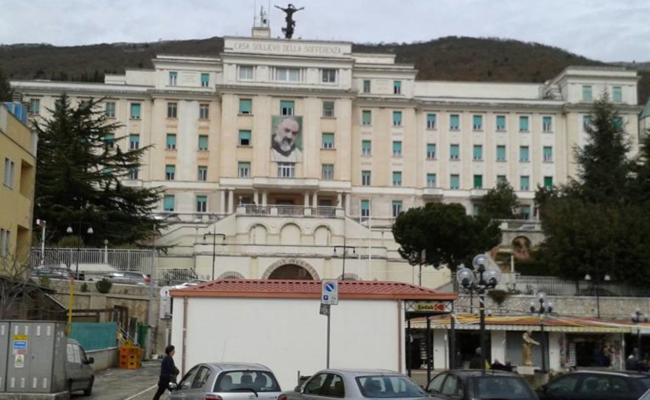 Ospedale Casa Sollievo a San Giovanni Rotondo, 1.300 decreti ingiuntivi contro l&rsquo;azienda per stipendi e arretrati non pagati