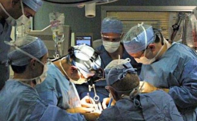 Dopo una mastectomia per un tumore, a Bari ricostruito il seno con tessuto addominale