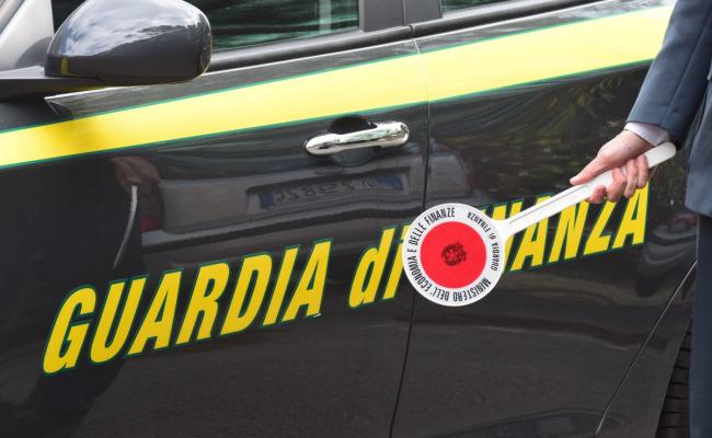 In auto con una pistola e 22mila euro in contanti: arrestato 22enne tarantino