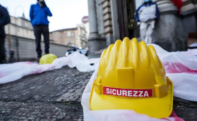 Taranto, precipita da 12 metri mentre pulisce un nastro trasportatore all'Ex Ilva: muore operaio 37enne