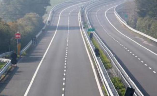 Corriere rapinato e sequestrato sulla statale 16 tra Barletta e Trani: spariti il furgone e il carico