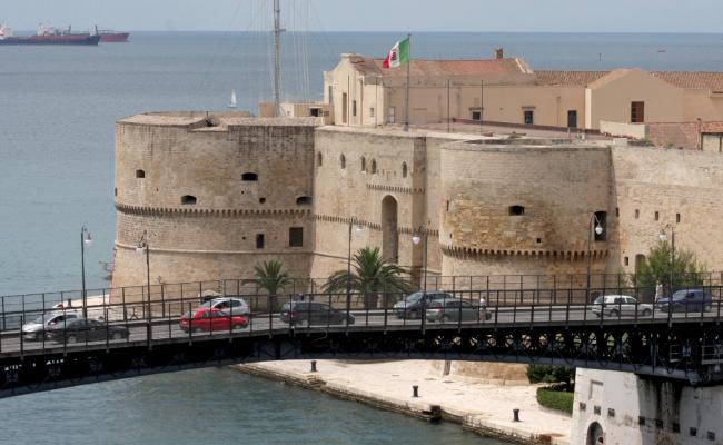Taranto, stop ai parcheggi in piazza Castello: ecco tutte le modifiche alla circolazione
