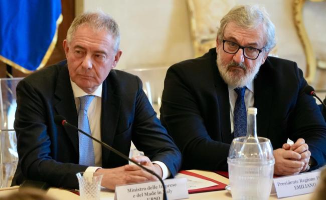 Ex Ilva Taranto, Emiliano annuncia: «Ritirati il piano chiusura e la Cig»