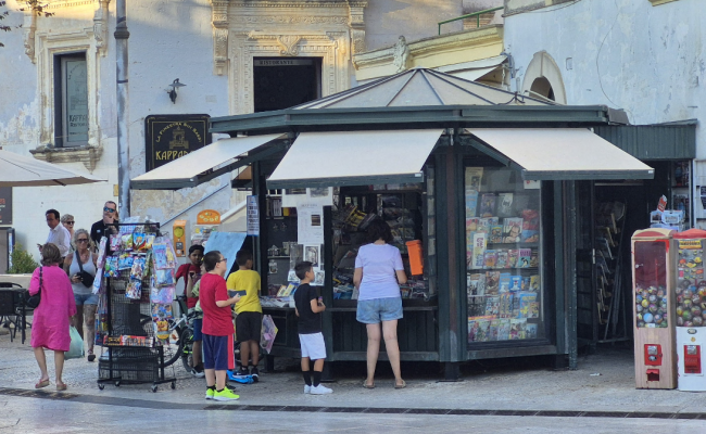 Matera, il sogno di Michela: a 29 anni salva l’edicola di piazza Vittorio Veneto