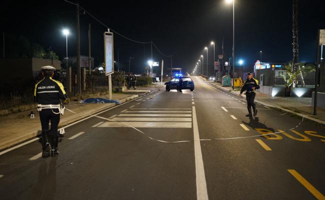Bari, incidente tra moto e auto in via Gentile: morto 22enne a Japigia