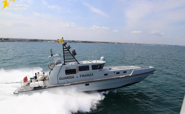 Frode da 20 milioni di dollari: arrestato in mare al largo di Bari un cittadino svizzero ricercato dall’Interpol