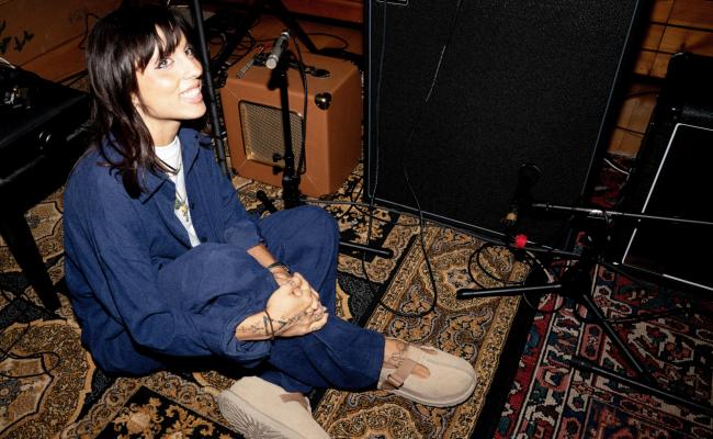 «Nina canta nei teatri»: il ritorno sul palco di Angelina Mango a marzo passa anche da Bari. E l'album «caramè» arriva in formato fisico