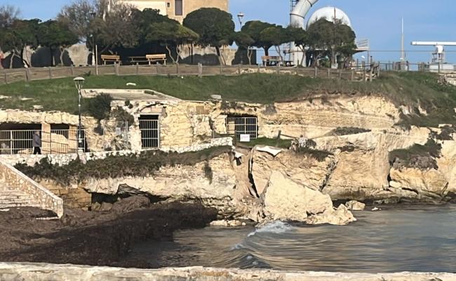 Melendugno, a Torre Sant’Andrea crolla un pezzo di falesia sulla spiaggetta dei pescatori: «Siamo preoccupati»