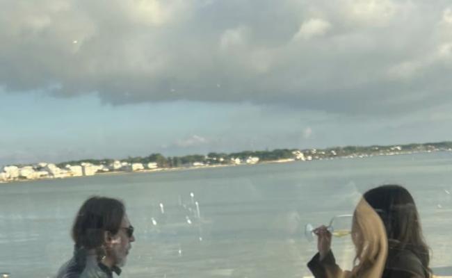 Manuel Agnelli a Porto Cesareo: il cantautore tra mare, crudo e un compleanno speciale FOTO