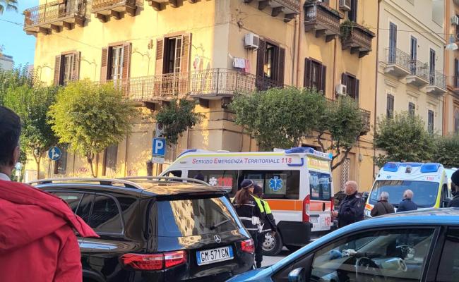 Taranto, crolla balcone al secondo piano di un edificio a pochi metri da piazza Ebalia: due feriti