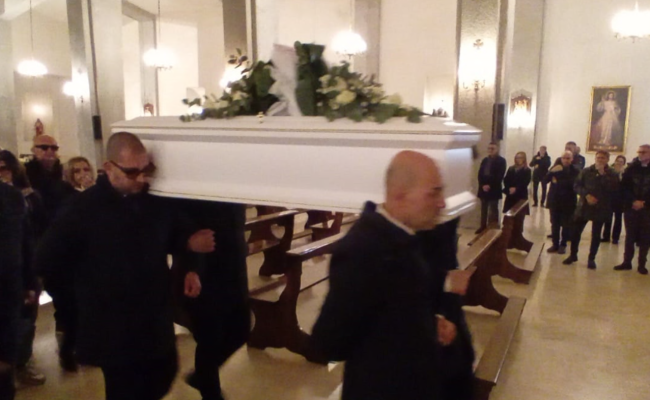 Carovigno, ieri l’ultimo saluto alla piccola Sofia, morta in ospedale dopo un malore