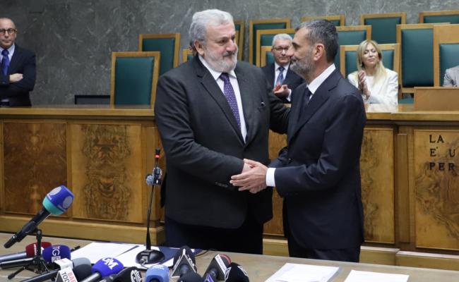 Regione, Antonio Decaro proclamato presidente: applausi e stretta di mano con Emiliano