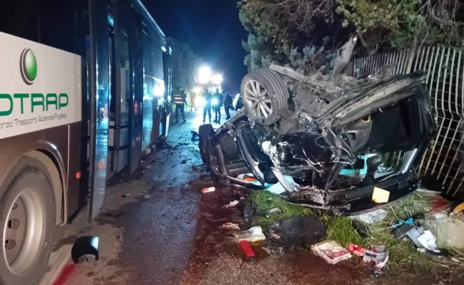 Scontro frontale tra due auto e un bus Sita tra Acquaviva e Adelfia: morti due ragazzi di 15 e 19 anni. Diversi i feriti