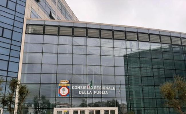 Regione, Decaro mette in riga anche i dirigenti: &laquo;Ai convegni devono andare gli assessori, voi lavorate in ufficio&raquo;