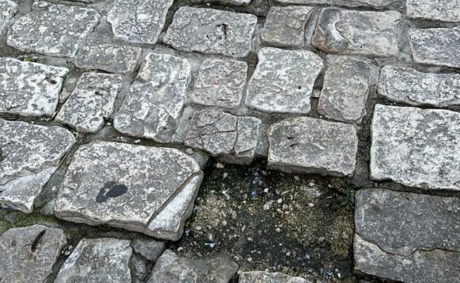 Bari, mette il piede su una basola traballante e cade rompendosi l'omero: prof.ssa denuncia sui social &laquo;Ma chi interviene?&raquo;