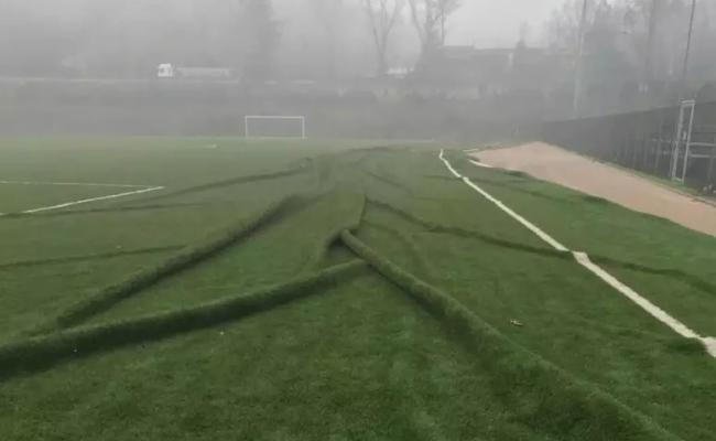 Danni al campo sintetico di Potenza dopo l'atterraggio dell'elicottero con Nordio