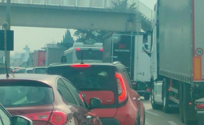 Bari, caos in tangenziale per i lavori: ancora dieci giorni di code per i pendolari VIDEO