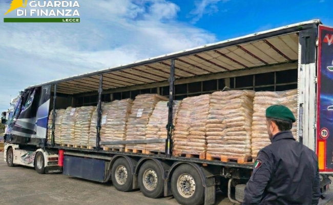 Gdf, maxi sequestro di pellet contraffatto tra Lecce e Reggio Calabria: denunciati due imprenditori