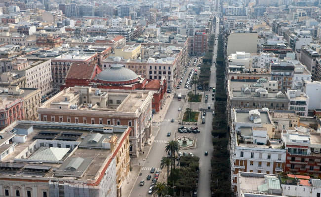Bari come la Germania Est, il Comune mette sotto tutela concessionarie di auto e pompe di benzina: vincolata pure una ex discoteca