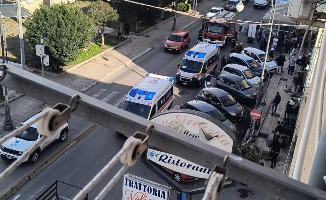 Cadono dal quinto al terzo piano dell'impalcatura in un cantiere a Taranto, feriti due operai