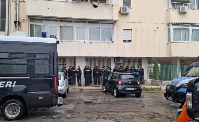 Bari, il colonnello del clan abusivo nella casa popolare: a Japigia sgomberato l'appartamento dei Lafirenze VIDEO