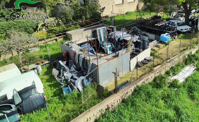 Taranto, scoperta in periferia una centrale di auto rubate smontate e rivendute: denunciato 56enne