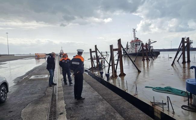 Taranto, piattaforma imbarca acqua nel porto: operazioni in corso per evitare l'affondamento