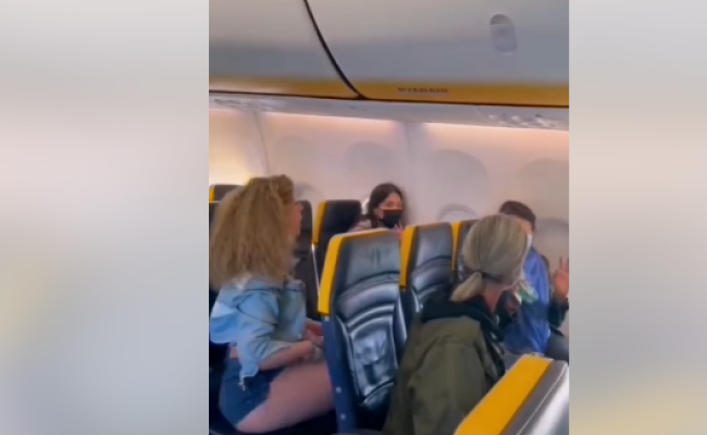Divent&ograve; virale per la lite sul volo Ryanair, ora la barese condannata anche per minacce agli agenti: &laquo;Sbirro leva quei video&raquo;