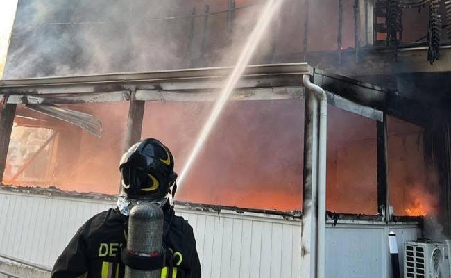 Bari, un incendio devasta la Pizzeria Da Nico al Sant'Anna: evacuate almeno sei famiglie VIDEO
