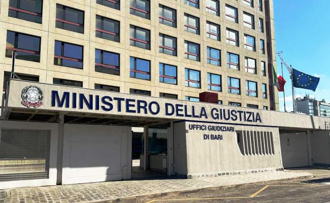 Bari, patteggiano quattro dentisti evasori: &laquo;Hanno venduto case e imbarcazioni per pagare il Fisco&raquo;