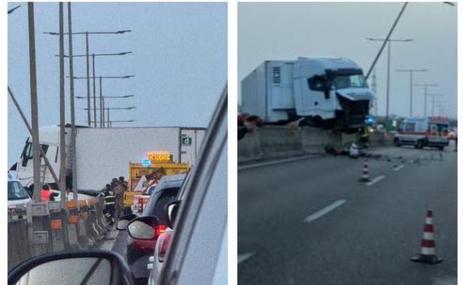 Bari, tir sfonda il guardrail e travolge tre auto sulla SS16: traffico in tilt