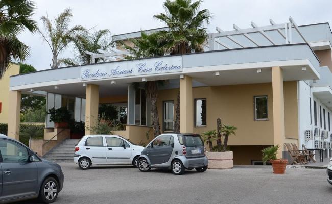 &laquo;Gli anziani sono stati abbandonati&raquo;, la Regione chiude d'urgenza la Rsa &laquo;Casa Caterina&raquo; di Adelfia