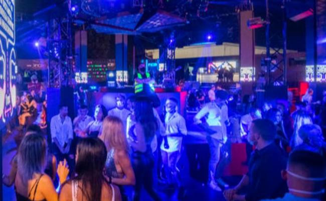 I testimoni: &laquo;Nel locale c'erano due persone armate, poteva essere una strage&raquo;. I buttafuori: &laquo;Siamo stati minacciati dal killer&raquo;