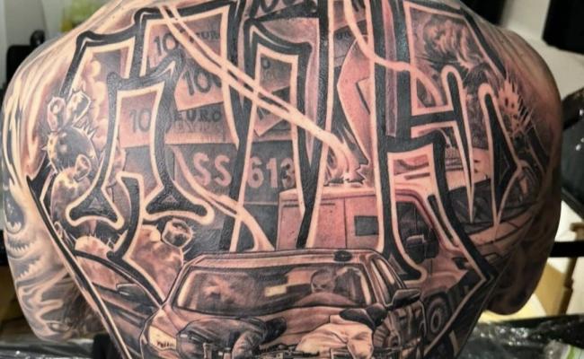 Lecce, un tatuaggio per celebrare gli assalti ai blindati nel festival sponsorizzato dalla Regione
