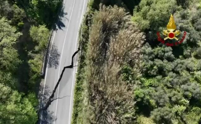 La frana di Petacciato vista dal drone, bloccata l'autostrada A14 con code fino a 13 chilometri e la ferrovia Adriatica VIDEO