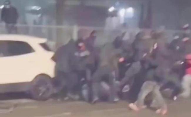 Scontri a Torino, poliziotto aggredito con un martello. Arrestato l'aggressore: &egrave; un ragazzo di 22 anni VIDEO
