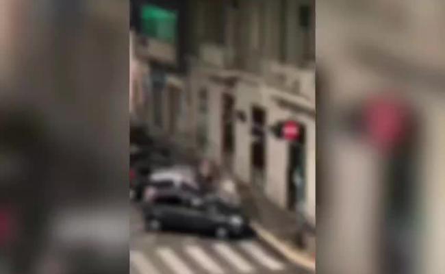 Bari, sesso al freddo e al gelo della sera sul cofano di un'auto in sosta: video virale sui social VIDEO 