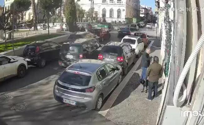 Rubano una Mercedes di lusso in pieno giorno a San Severo: proprietario rincorre i ladri urlando &laquo;Fermateli&raquo; VIDEO