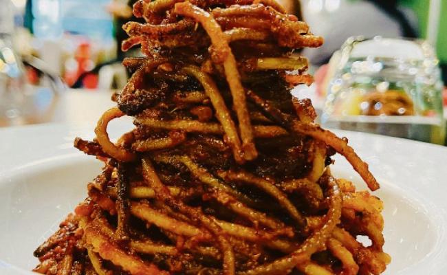 Spaghetti all'assassina: sfida sulla ricetta. E la pasta diventa leggenda