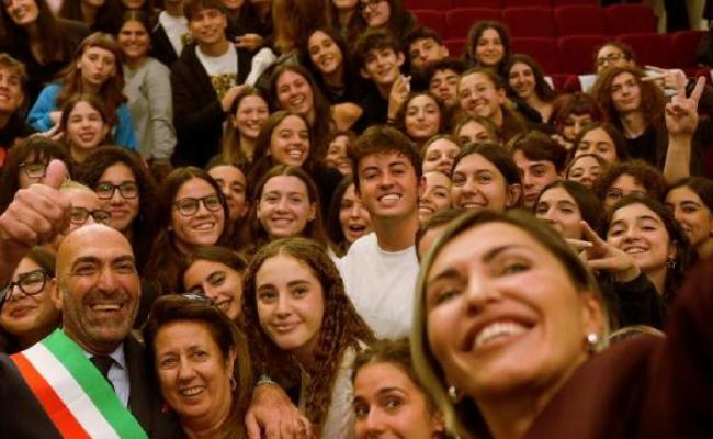 Il Liceo Socrate a Bari spegne 50 candeline: la festa con gli ex studenti, ci sono anche Leccese e Serena Brancale