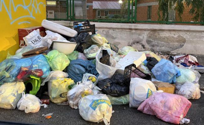 Rifiuti, a Taranto stop al ritiro dalle strade per «gonfiare» la differenziata