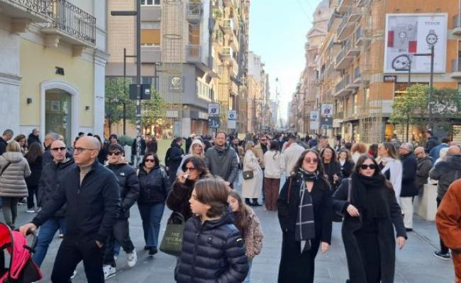 Shopping natalizio da record a Bari: il traffico manda il centro in tilt